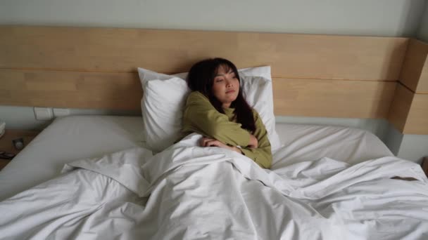 아름다움 행복한 아시아의 침대에서 일어나 신선한 아침에 그녀의 평화로운 개념을 — 비디오