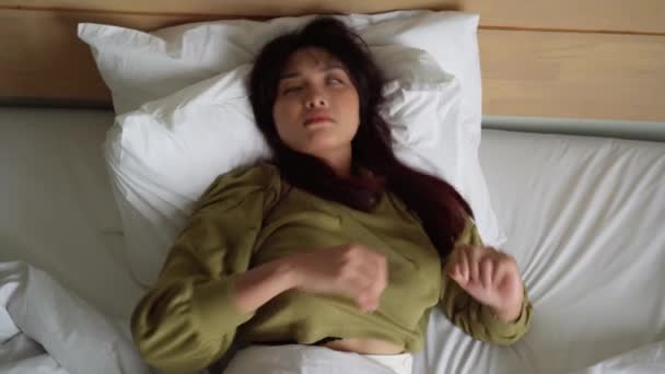 งเอเช กเพ นมาแล วออกและหาวขณะนอนบนเต ยงของเธอในห องนอนท สดใส — วีดีโอสต็อก