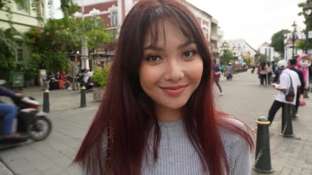 Zelfverzekerde Aziatische Vrouw Wandelen Een Park Glimlachende Onafhankelijke Vrouw Genieten — Stockvideo