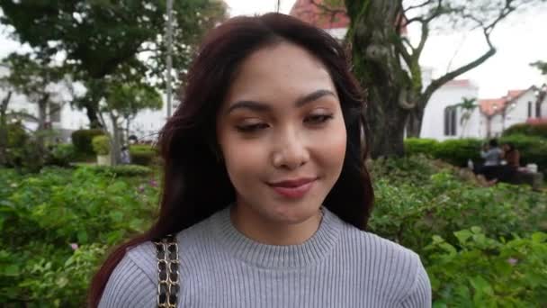 Zelfverzekerde Aziatische Vrouw Wandelen Een Park Glimlachende Onafhankelijke Vrouw Genieten — Stockvideo