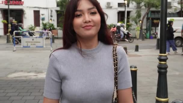 Parkta Yürüyen Kendine Güvenen Asyalı Kadın Gülümsüyor Bağımsız Bir Kadın — Stok video