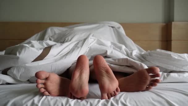 Jovem Casal Deitado Cama Quarto Mulher Homem Deitado Quarto — Vídeo de Stock