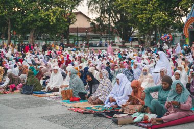 Klaten, Endonezya - 29 Haziran 2023: Kurban Bayramı 'nda dua eden Müslüman cemaatinin fotoğrafı