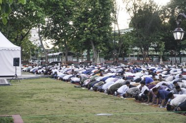 Klaten, Endonezya - 29 Haziran 2023: Kurban Bayramı 'nda dua eden Müslüman cemaatinin fotoğrafı