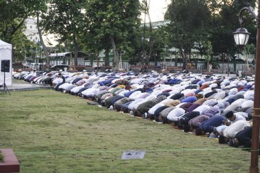 Klaten, Endonezya - 29 Haziran 2023: Kurban Bayramı 'nda dua eden Müslüman cemaatinin fotoğrafı