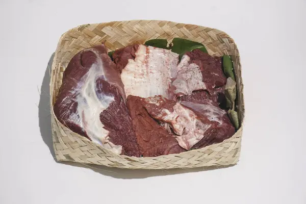 Cordeiro Carne Crua Placa Bambu Besek Festa Qurban Durante Eid — Fotografia de Stock