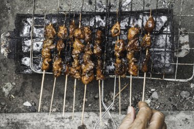 Sate ya da Satay 'ın üst görüntüsü, Endonezya' dan geleneksel yiyecekler kızgın kömürle kızartılıyor.