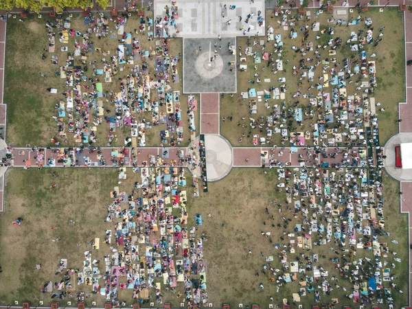 フィールドでイードを祈るイスラム教徒の集会の空撮写真 — ストック写真