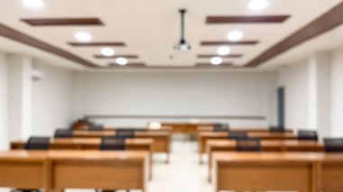 Modern ofisteki toplantı odasının bulanık görüntüsü, sunum arka planı için ideal