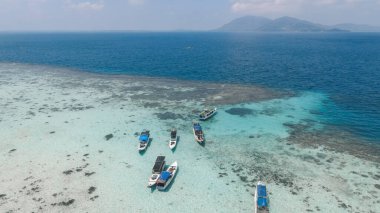 Endonezya 'nın Jepara kentindeki Karimunjawa adlı tropik bir adada uzun kuyruklu güzel temiz su ve beyaz sahil manzarası..