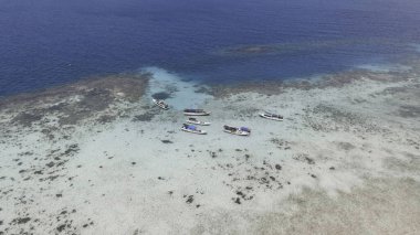 Endonezya 'nın Jepara kentindeki Karimunjawa adlı tropik bir adada uzun kuyruklu güzel temiz su ve beyaz sahil manzarası..