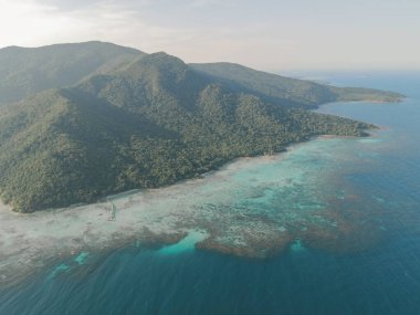 Karimunjawa Adaları, Jepara, Endonezya takımadaları, Volkan Adası, mercan resifleri, beyaz kumsallar. En iyi turistik yer, en iyi şnorkelle yüzme..