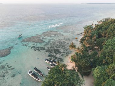 Karimunjawa Adaları, Jepara, Endonezya takımadaları, Volkan Adası, mercan resifleri, beyaz kumsallar. En iyi turistik yer, en iyi şnorkelle yüzme..