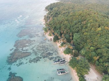 Karimunjawa Adaları, Jepara, Endonezya takımadaları, Volkan Adası, mercan resifleri, beyaz kumsallar. En iyi turistik yer, en iyi şnorkelle yüzme..