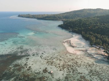 Karimunjawa Adaları, Jepara, Endonezya 'daki Bobby Sahili' nin havadan görünüşü. Uzak Ada, mercan resifleri, beyaz kumlu plajlar.