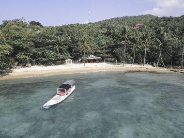 Jepara, Endonezya 'daki Karimunjawa Adaları' ndaki Kahyangan Sahili 'nin havadan görüntüsü. Uzak Ada, mercan resifleri, beyaz kumlu plajlar, uzun kuyruklu tekne..