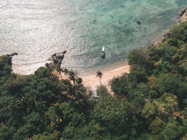 Jepara, Endonezya 'daki Karimunjawa Adaları' ndaki Kahyangan Sahili 'nin havadan görüntüsü. Uzak Ada, mercan resifleri, beyaz kumlu plajlar, uzun kuyruklu tekne..