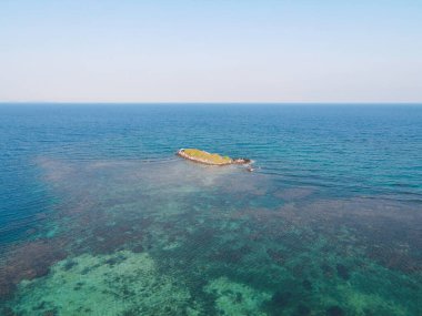 Karimunjawa Adaları, Jepara, Endonezya 'daki uzak adanın havadan görüntüsü. Mercan kayalıkları, beyaz kumlu plajlar. En iyi turistik yer, en iyi şnorkelle yüzme..