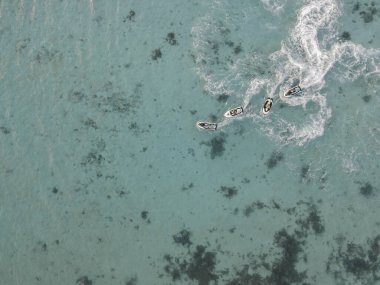 Sığ sulardaki jet ski 'nin havadan görünüşü. Seyahat ve eğlence aktiviteleri konsepti