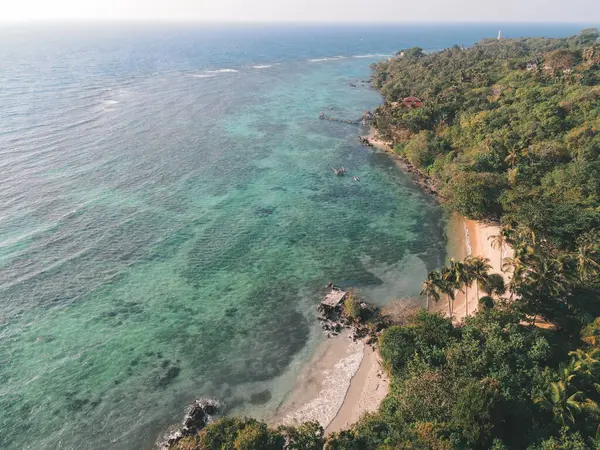 Jepara, Endonezya 'daki Karimunjawa Adaları' ndaki Kahyangan Sahili 'nin havadan görüntüsü. Uzak Ada, mercan resifleri, beyaz kumlu plajlar, uzun kuyruklu tekne..