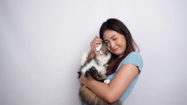 Грустная Азиатка Обнимает Свою Милую Длинноволосую Кошечку Переживая Свою Кошку — стоковое видео