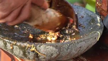 Geleneksel bir fıstık sosu görüntüsü çekiliyor. Rujak adı verilen Endonezya meyve salatası.