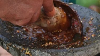 Geleneksel bir fıstık sosu görüntüsü çekiliyor. Rujak adı verilen Endonezya meyve salatası.