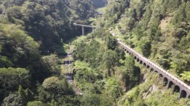Plunyon, Yogyakarta, Endonezya 'daki ormanın ortasındaki bir köprünün insansız hava aracı görüntüsü