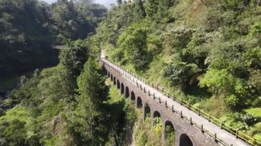 Plunyon, Yogyakarta, Endonezya 'daki ormanın ortasındaki bir köprünün insansız hava aracı görüntüsü