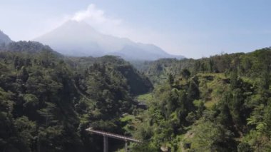 Plunyon, Yogyakarta, Endonezya 'daki ormanın ortasındaki bir köprünün insansız hava aracı görüntüsü
