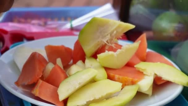 フルーツの映像がインドネシアのフルーツサラダにスライスされ ピーナッツソースのドレッシングが行われた — ストック動画