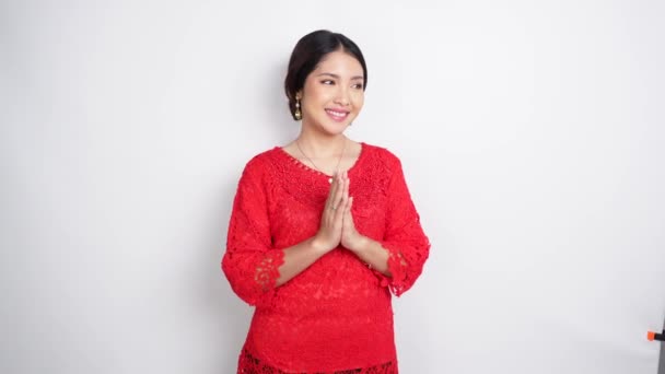 Uma Mulher Indonésia Amigável Está Vestindo Kebaya Vermelho Para Comemorar — Vídeo de Stock