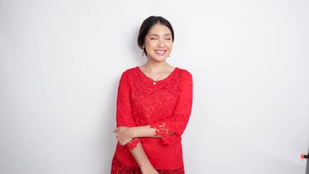 Una Mujer Indonesia Confiada Doblando Los Brazos Usando Kebaya Rojo — Vídeos de Stock