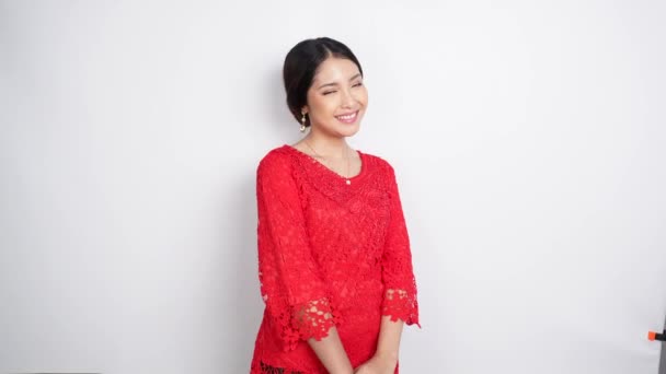 Gelukkig Glimlachende Indonesische Vrouw Draagt Rode Kebaya Naar Indonesië Onafhankelijkheidsdag — Stockvideo