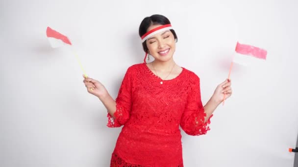 Feliz Sorrindo Mulher Indonésia Vestindo Kebaya Vermelho Headband Segurando Bandeira — Vídeo de Stock