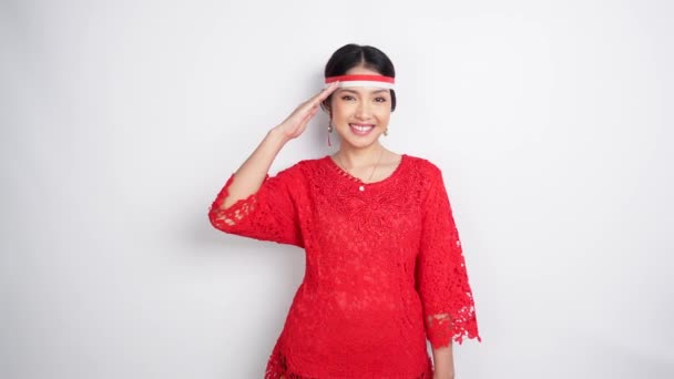 Mulher Asiática Bonita Vestindo Kebaya Vermelho Bandeira Headband Dando Saudação — Vídeo de Stock