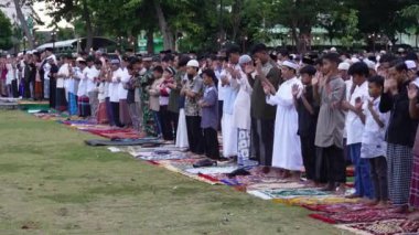Klaten, Endonezya - 29 Haziran 2023: Kurban Bayramı 'nda dua eden Müslüman cemaatinin fotoğrafı