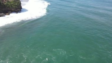 Yogyakarta Endonezya sahilindeki dalgaların insansız hava aracı görüntüsü