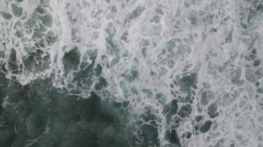 Yogyakarta Endonezya sahilindeki dalgaların insansız hava aracı görüntüsü