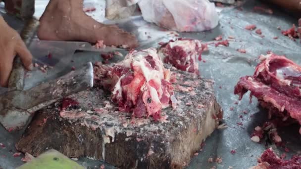 Χασάπης Κόβει Ωμό Κατσικίσιο Κρέας Μαχαίρι Έννοια Ied Adha — Αρχείο Βίντεο