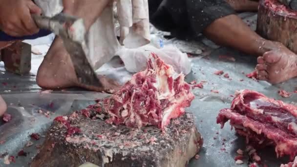 Der Metzger Schneidet Rohes Ziegenfleisch Mit Einem Messer Ied Adha — Stockvideo