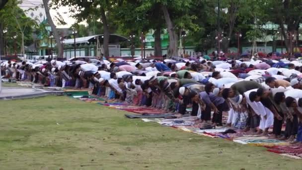Klaten Indonésia Junho 2023 Uma Foto Congregação Muçulmana Rezando Eid — Vídeo de Stock