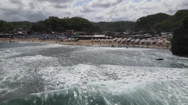 Вид Парасольки Човни Люди Які Відпочивають Пляжі Джокьякарта Індонезія — стокове відео