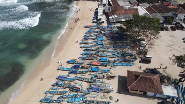 Légi Drón Kilátás Esernyők Hajók Emberek Akik Nyaralás Strandon Yogyakarta — Stock videók
