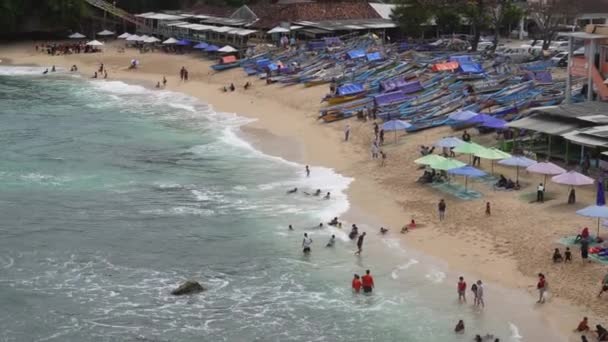 Aerial Drone Widok Parasole Łodzie Ludzi Mających Wakacje Plaży Yogyakarta — Wideo stockowe