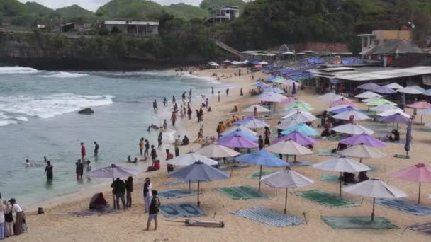 Aerial Drone Widok Parasole Łodzie Ludzi Mających Wakacje Plaży Yogyakarta — Wideo stockowe