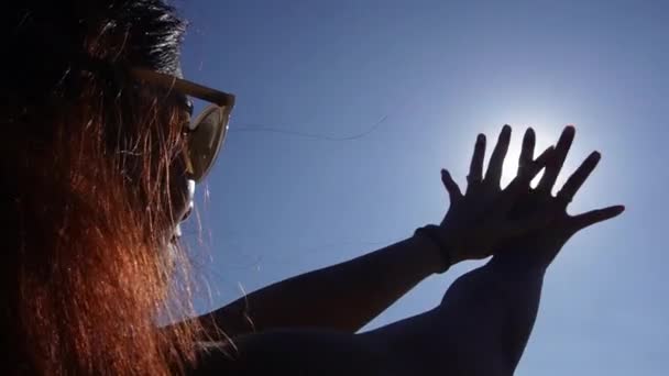 Felicidade Liberdade Uma Praia Meio Dia Luz Solar Entre Dedos — Vídeo de Stock
