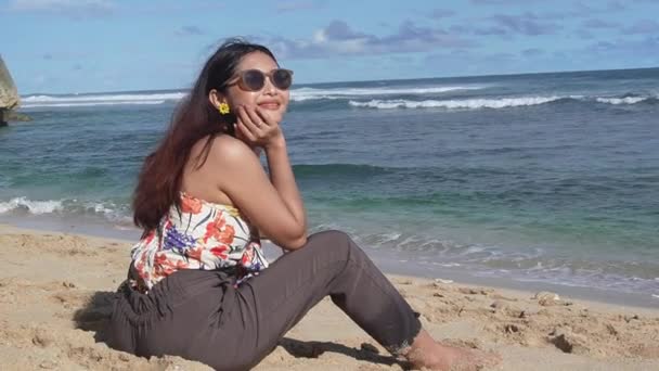Красива Жінка Сидить Пляжі Джокьякарта Індонезія Дівчина Трубці Зверху Сонцезахисні — стокове відео