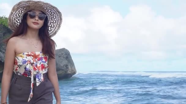 Повільний Вид Збоку Азіатки Трубці Зверху Пішки Пляжі Опівдні Жінка — стокове відео