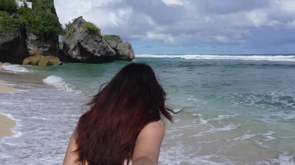 一个快乐的微笑的女人在海滩度暑假 女性旅行者手牵着手 在海滩度假 旅行和冒险生活中玩乐 — 图库视频影像